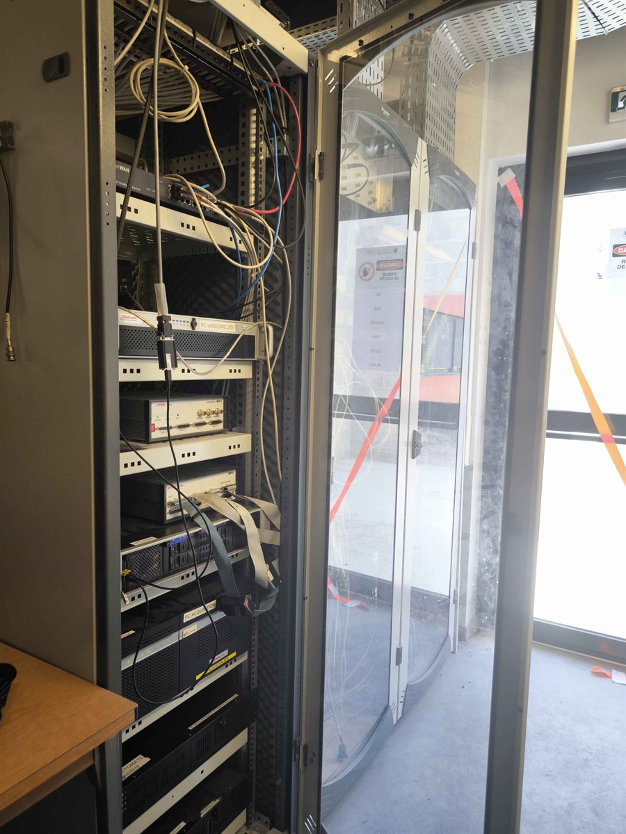 Baie d’acquisition : unité rack étiquetée « PC Windows 2000 » avec adaptateur série branché, et module d’acquisition multicanal en dessous.