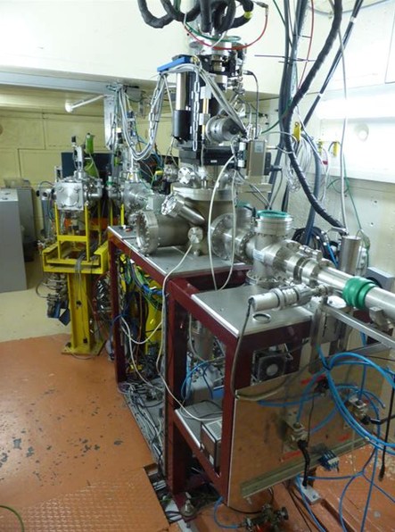 Machine à plasma sous vide : enceintes en acier, vannes, jauges, pompes turbomoléculaires et contrôleurs sur bâti.