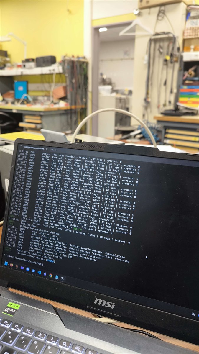 Console d’interrogation d’un automate SLC 500 : lignes « Fast poll, moy : 202 ms, 18 tags, erreurs : 0 », « Slow scan terminé, 139 tags », puis fermeture de session EtherNet/IP.